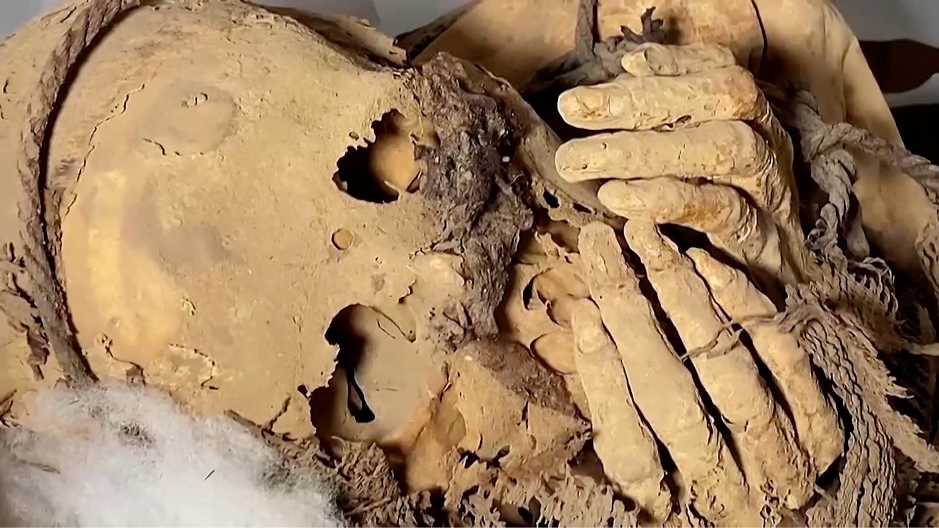 Peru archeologists find mummy up to 1,200 years old