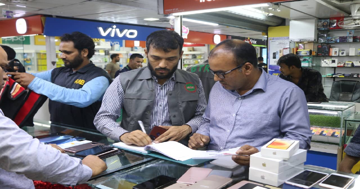 213 unauthorised handsets seized from city market; 6 held