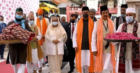 PM begins India visit by offering prayer at Nizamuddin Dargah