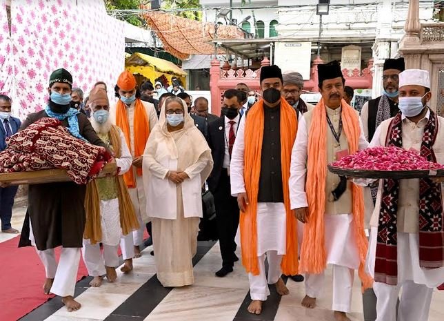 PM begins India visit by offering prayer at Nizamuddin Dargah