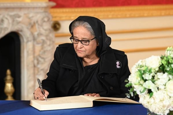 PM pays tribute to late Queen at her lying-in-state in Westminster, signs condolence book