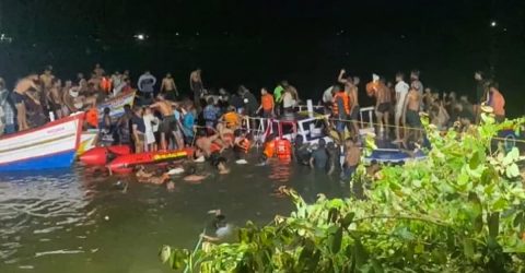 22 people killed in India tourist boat capsize 